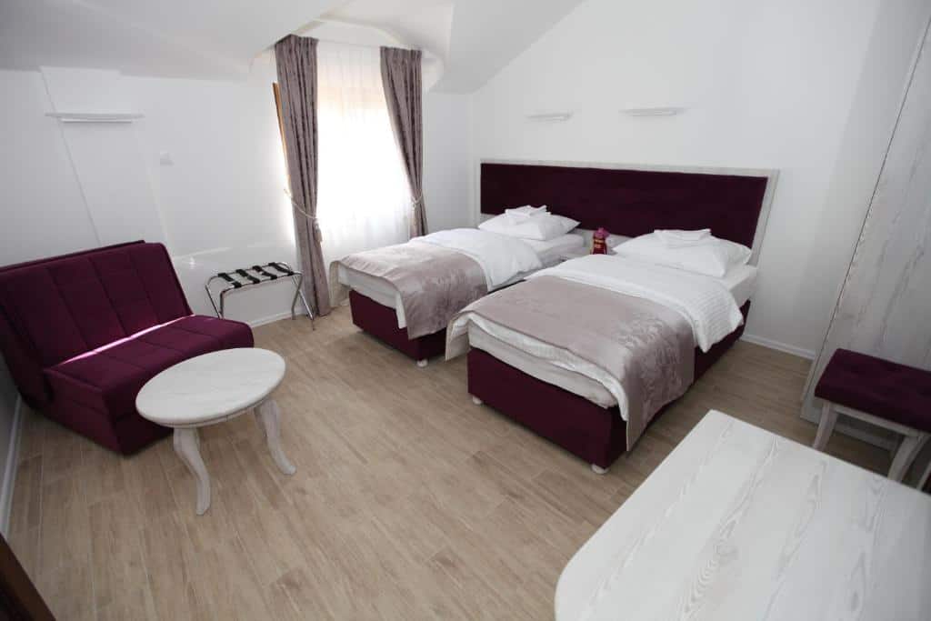 7.Apis Hotel