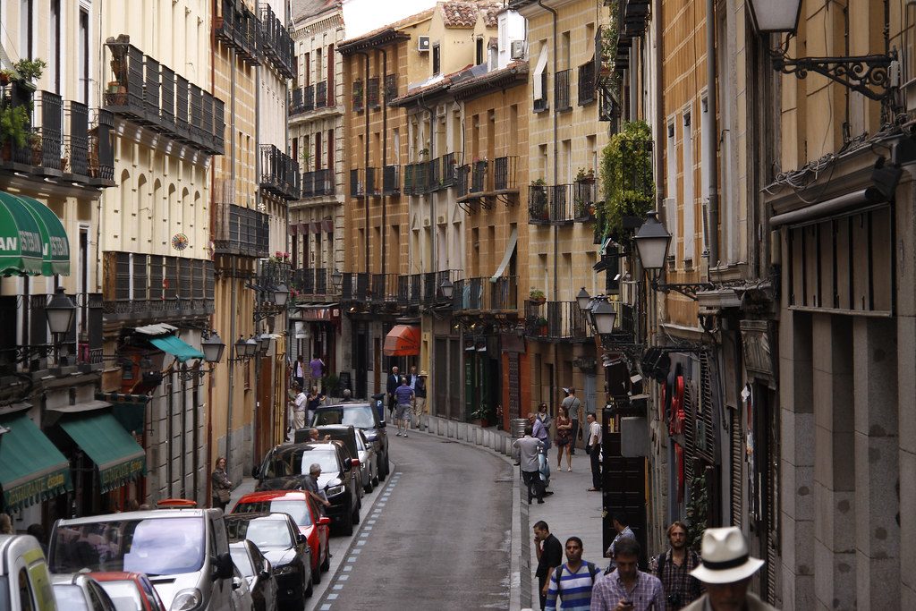 استكشاف شارع Calle Cava Baja