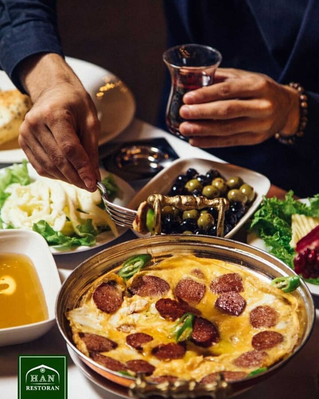 بعض الوجبات في مطعم حديقة الفن باكو