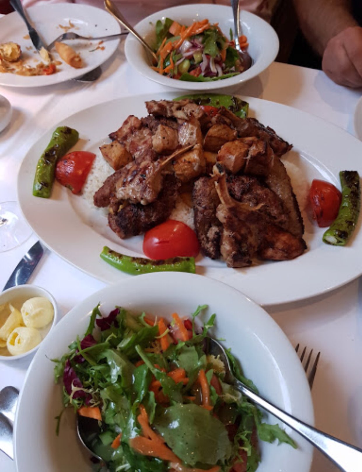 صورة لمائدة الطعام في مطعم tugra التركي برلين