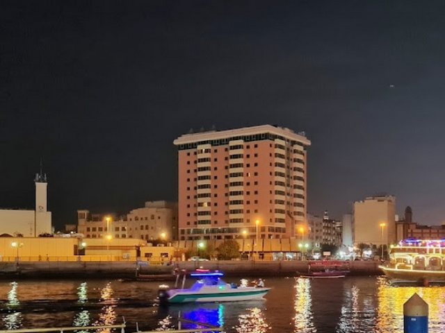 رحلة بحرية مع عشاء في خور دبي
